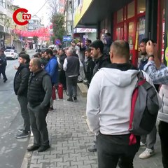 Küçükçekmece'de yer altı kablolarından çıkan kıvılcımlar otomobili yaktı