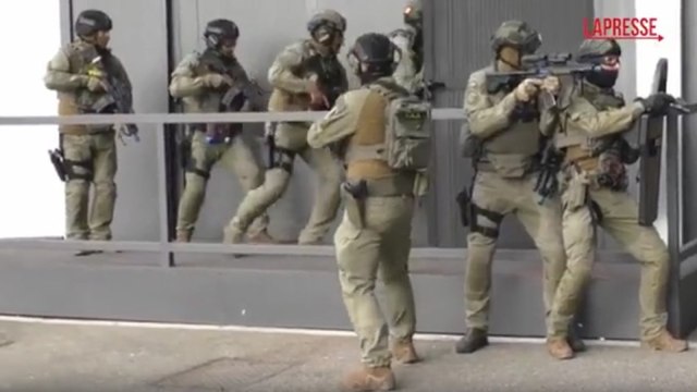 Esercitazioni antiterrorismo della Polizia di Stato per Milano-Cortina: simulati attacchi a San Siro e negli scali di Fiumicino e Ciampino