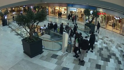 Senegalli futbolcu Papy Djilobodji’ye silah çekti, şemsiye fırlattı: Serbest bırakıldı