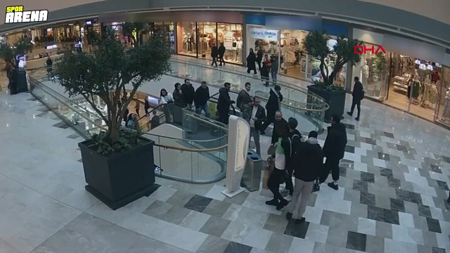 Şoke eden olayın görüntüleri ortaya çıktı! AVM’de Papy Djilobodji’ye silah çekip şemsiye fırlattı