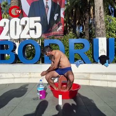 Bodrum'da susuzluğu protesto etmek amacıyla Belediye Meydanında duş aldı