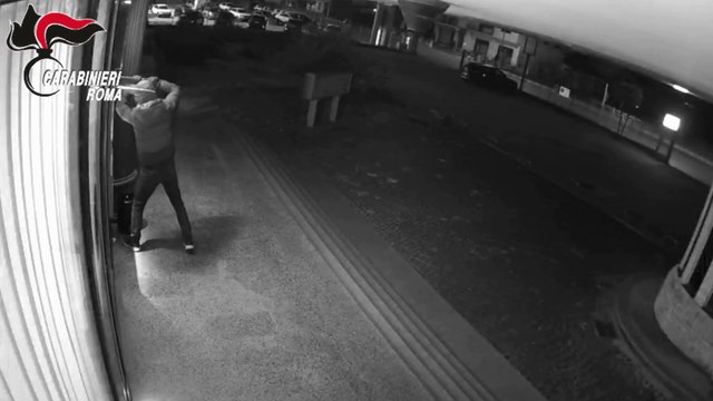 Manomettevano sportelli bancomat per rumare denaro, arrestati 3 uomini a Roma