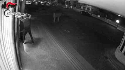 Manomettevano sportelli bancomat per rumare denaro, arrestati 3 uomini a Roma