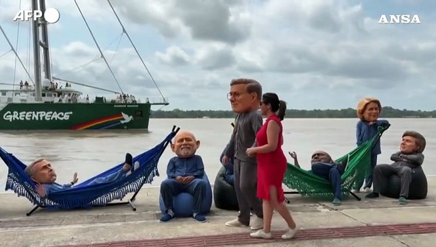 Cop30, attivisti con maschere giganti dei leader mondiali protestano in Brasile