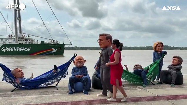 Cop30, attivisti con maschere giganti dei leader mondiali protestano in Brasile