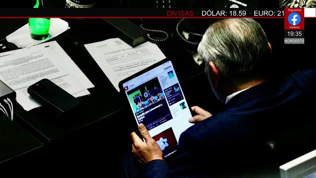 Captan, una vez más, a Adán Augusto López mirando noticias de deportes en el Senado