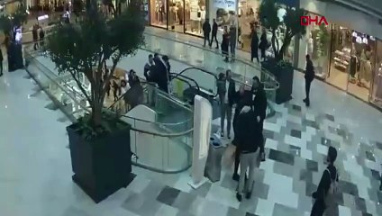 Papy Djilobodji'nin korku dolu anları! AVM'de silahlı tartışma