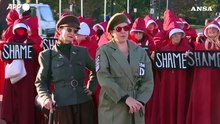 Protesta a Washington, manifestanti con mantelli rossi ispirati a 'The Handmaid's Tale'