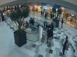 İstanbul'da bir AVM'de Senegalli futbolcu Papy Djilobodji’ye silah çekti!