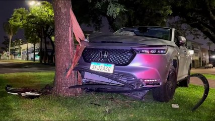 Condutor bate carro em árvore no Centro e recusa teste do bafômetro