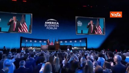 Trump balla la sua "Victory dance" al Business Forum di Miami per festeggiare un anno dall'elezione