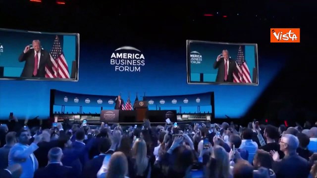 Trump balla la sua Victory dance al Business Forum di Miami per festeggiare un anno dall'elezione
