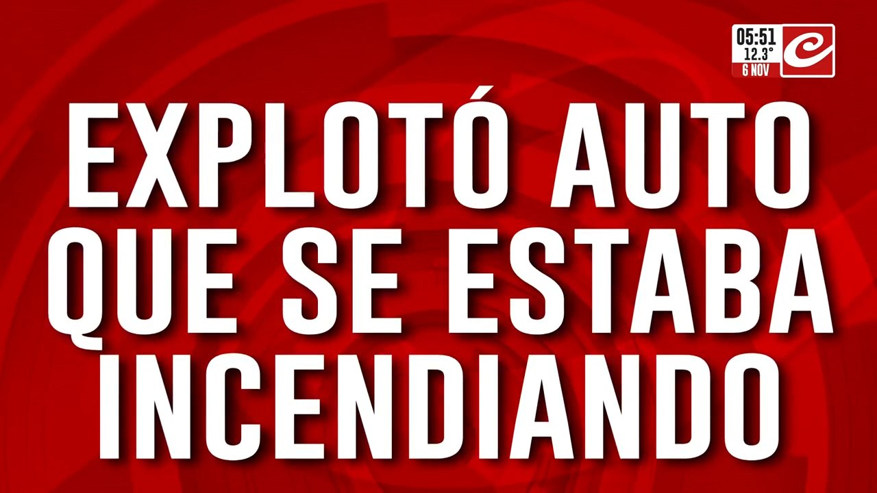 Auto que se incendiaba explotó mientras los bomberos intentaban extinguir las llamas