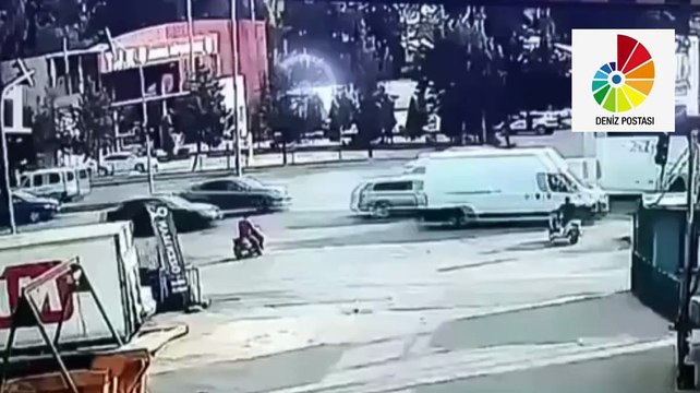 Kırmızı ışıkta geçen otomobil, motosiklete çarptı: O anlar kamerada