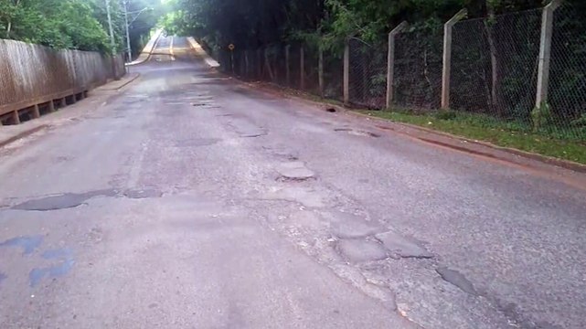 Trecho entre as ruas Jacarezinho e Terra Roxa preocupa motoristas por buracos e risco de colisão