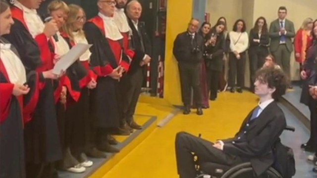 Mauro Glorioso (ferito ai Murazzi) si laurea, il momento commovente della proclamazione