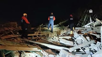 2 katlı metruk bina çöktü: Ekipler zamanla yarıştı