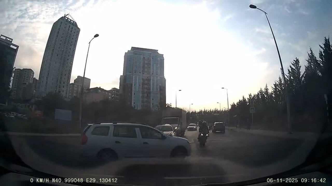 Ümraniye'de otomobil motosiklete çarptı; kaza kamerada