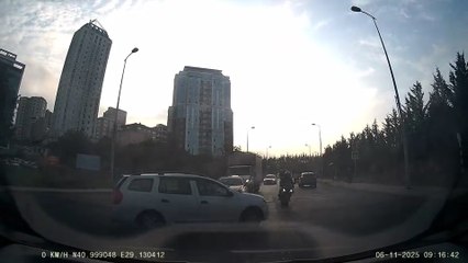 Ümraniye'de otomobil motosiklete çarptı; kaza kamerada