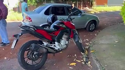 Motociclista de 19 anos fica ferido em colisão entre carro e moto no Bairro Coqueiral