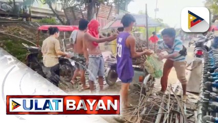 Ilang residente sa Talisay City, Cebu, nagsimula nang linisin ang kani-kanilang mga gamit matapos ang matinding pagbaha | ulat ni Jessee Atienza