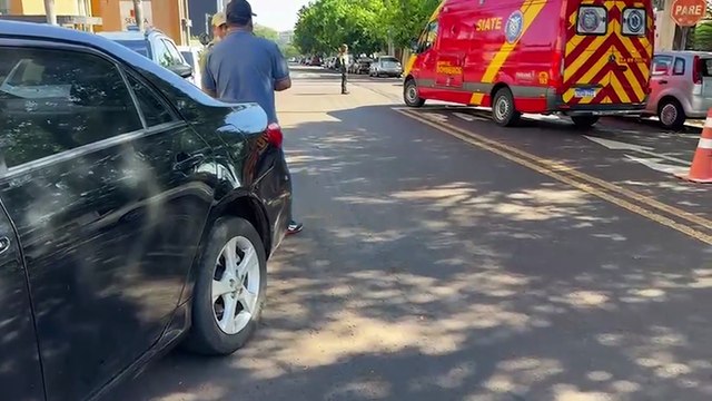 Mulher fica ferida em colisão entre carro e motocicleta no Centro de Cascavel