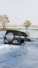 YangWang U8 en el agua