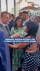 Em visita ao Brasil, Macron para para cumprimentar população em Salvador