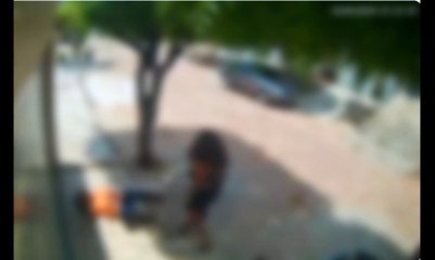 Câmera flagra mulher atacando a mãe com socos e puxões de cabelo