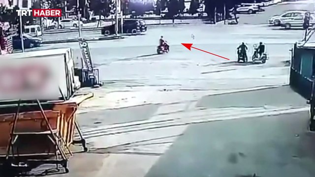 Adana'da kırmızı ışıkta geçen otomobil motosiklete çarptı