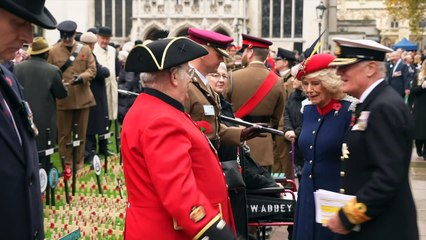 Queen talks to veterans at memorial event