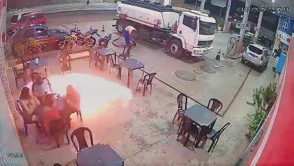 Cliente acende cigarro e provoca incêndio em posto de gasolina; veja vídeo