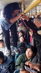 ¡Nadie se va sin pagar! Cobradora de bus “salta” sobre los pasajeros para cobrar pasajes (VIDEO)