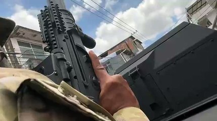 Com blindado, policiais civis avançam por bairro de Salvador após ataque a tiros que vitimou criança