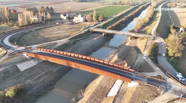Apre il nuovo ponte dell'Uccellino sul fiume Secchia: una Fiat topolino d'epoca la prima auto a percorrerlo