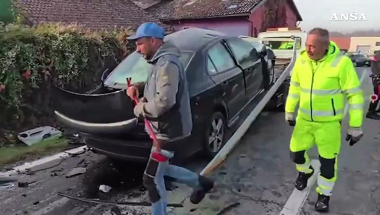 Scontro fra un'auto e un bus scolastico nel Torinese, un morto e 20 feriti