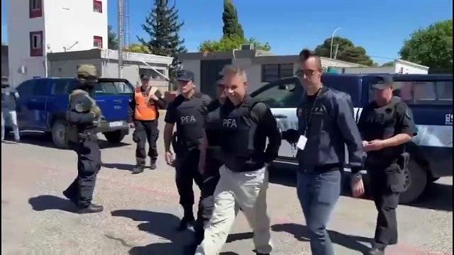 Fred Machado, esposado y rumbo a Estados Unidos