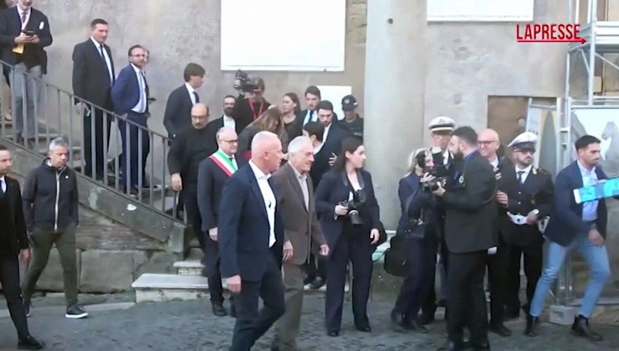 Robert De Niro a Roma, l'attore mostra a tutti il premio della Lupa Capitolina