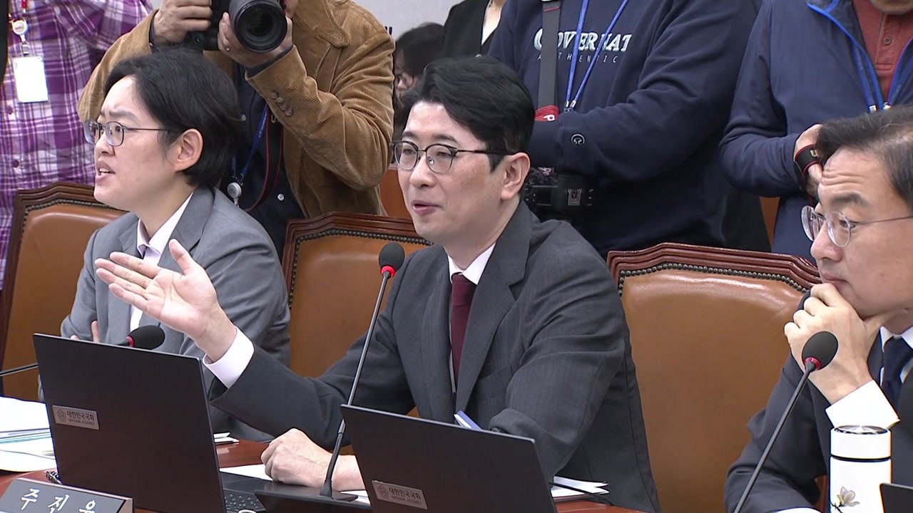 국회 운영위, '주진우 이해충돌·김현지 출석' 공방...'배치기' 충돌도 / YTN