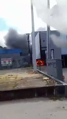 Carro elétrico pega fogo em concessionária na Avenida Fernandes Lima, no Farol