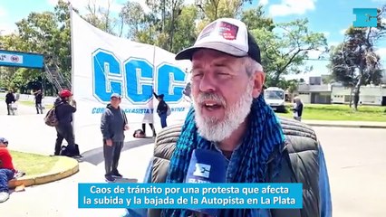 Caos de tránsito por una protesta que afecta la subida y la bajada de la Autopista en La Plata