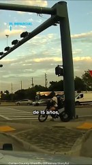 Policías persiguen a joven de 15 años que huyó en bicicleta