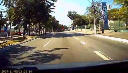 Motorista de SUV invade canteiro na Av. Fernandes Lima, derruba cerca e bate em motociclista
