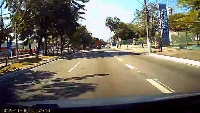 Motorista de SUV invade canteiro na Av. Fernandes Lima, derruba cerca e bate em motociclista