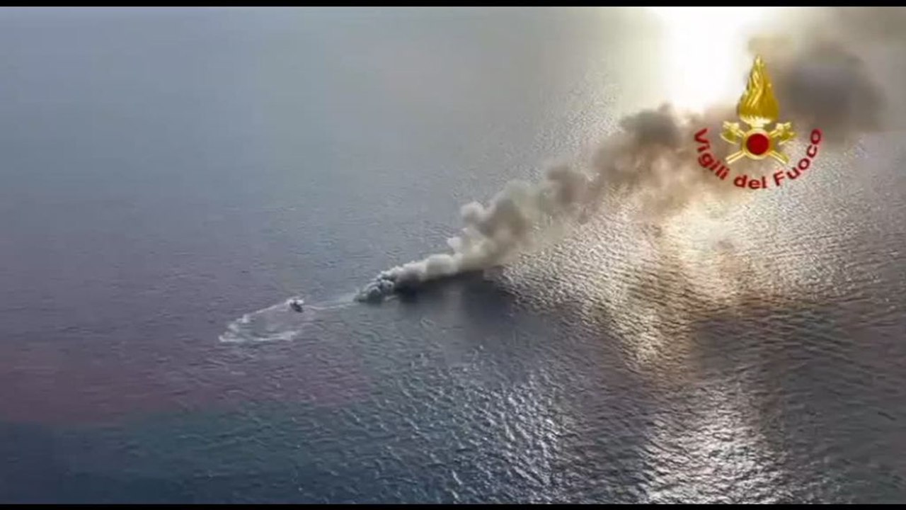 Imbarcazione in fiamme al largo Capo Noli, salvate le persone a bordo
