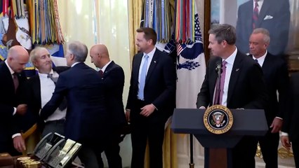 El desmayo de un ejecutivo de la industria farmacéutica durante la comparecencia de Trump