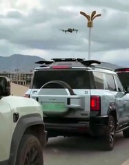 Regardez comment il fait pour vérifier le traffic sur la route