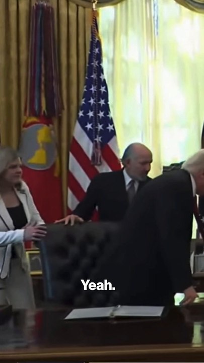 Wild moment man drops to the floor during White House presser, camera cuts out