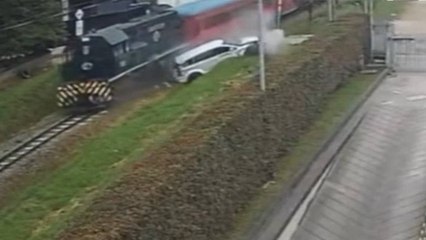 VIDEO | Así fue el accidente en el que el Tren de la Sabana chocó violentamente contra una camioneta