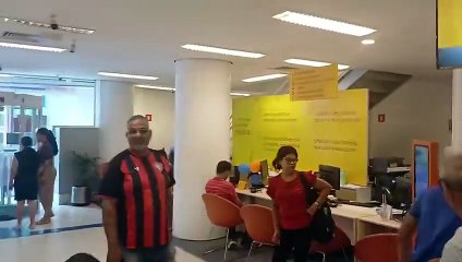PERRENGUE! Atendimento em banco demora e homem grava vídeo criticando instituição; assista